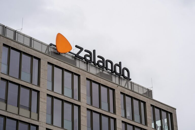 Wem gehört Zalando? a building with a sign on it